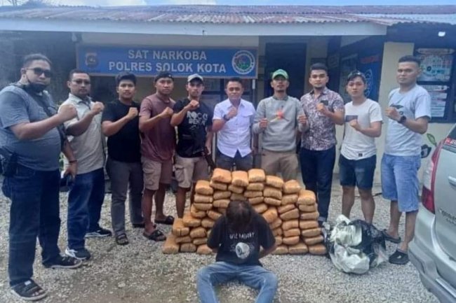 Gulung Seorang Pengedar, Polres Solok Kota Gagalkan 63 Paket Besar Ganja