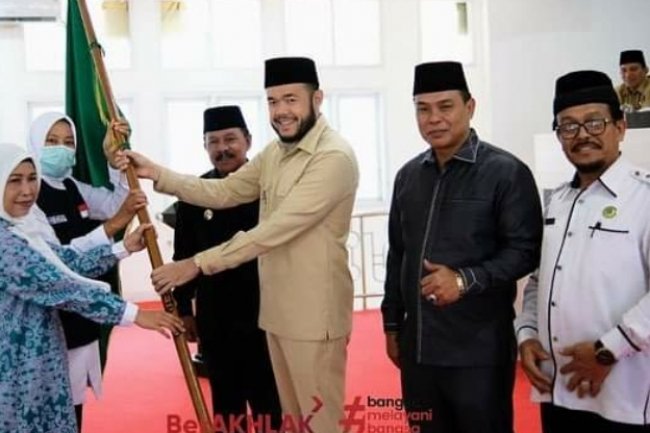 Wali Kota Fadly Amran Melepas 37 Jemaah Calon Haji Padang Panjang 