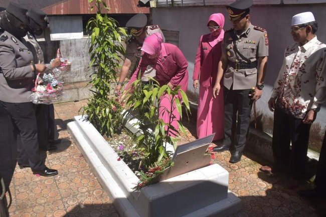 Sebagai Bentuk Penghormatan Kapolres Padang Panjang Ziarahi dan Tabur Bunga di Makam Syekh Adam BB