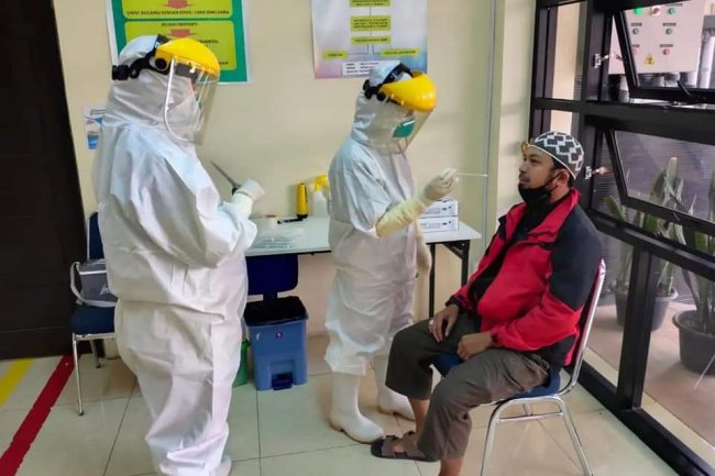 Jemaah Calon Haji Padang Panjang Ikuti Tes PCR di Puskesmas Gunung 