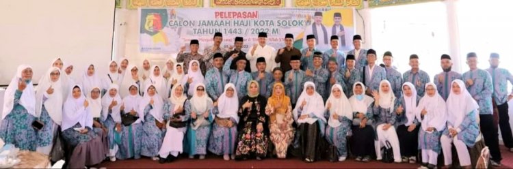 Wakil Wali Kota Ramadhani Kirana Putra Bersama 50 Jemaah Calon Haji di Lepas Wali Kota Solok Zul Elfian Umar