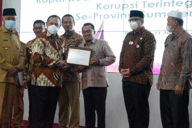 Bupati Eka Putra Terima Penghargaan Monitoring Center for Prevention Dari KPK RI 