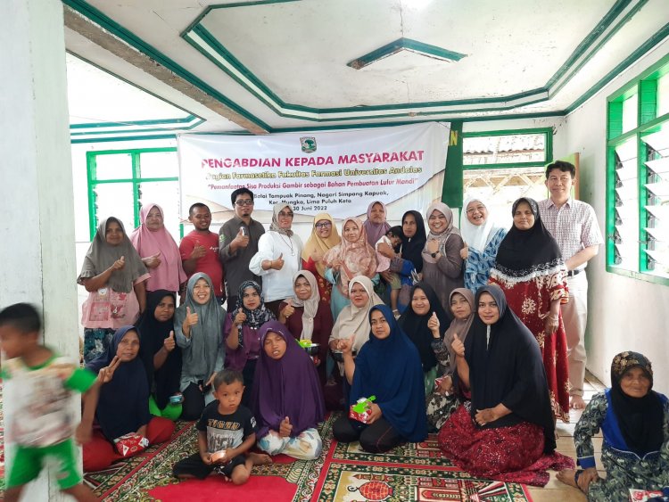 Dosen Fakultas Farmasi Unand Rekayasa Gambir Menjadi Bahan Produk Kecantikan Bersama Masyarakat Limapuluh Kota