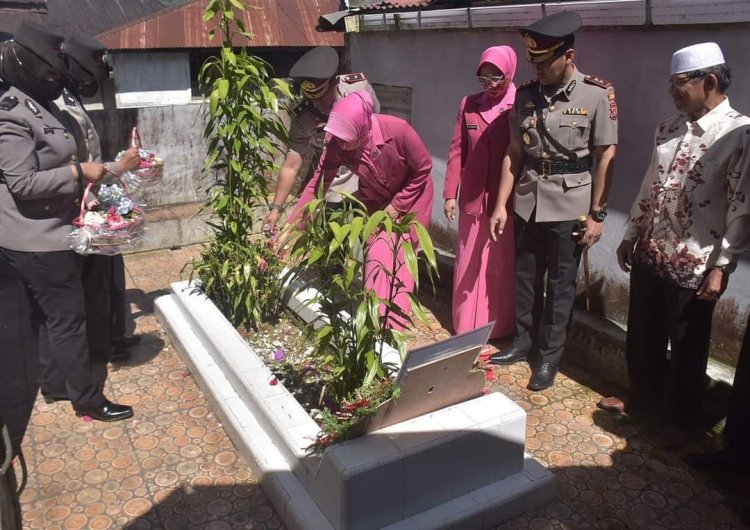 Sebagai Bentuk Penghormatan Kapolres Padang Panjang Ziarahi dan Tabur Bunga di Makam Syekh Adam BB