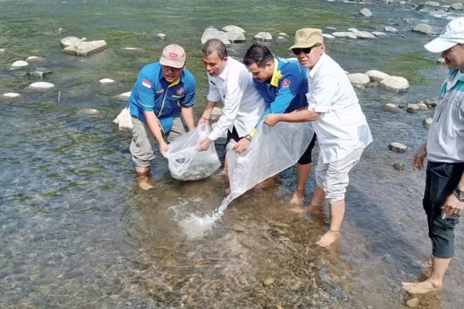 Tebar Bibit Ikan Gariang, Rancak Prosfek Batang Kuranji Sebagai Salah Satu Lokasi Wisata Alam di Kota Padang 