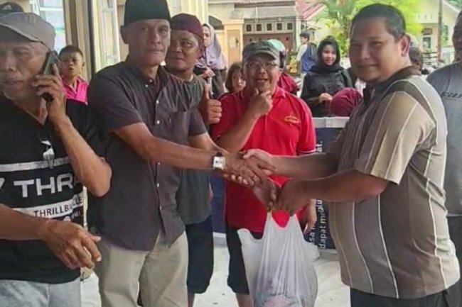 Ketua Komisi I DPRD Kota Solok, Rusdi Saleh Bagikan daging Qurban di Masjid Al Ikhwan Batu Gadang