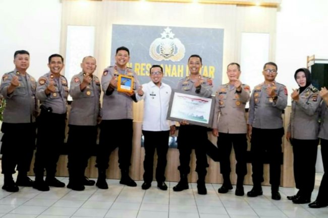 Polres Tanah Datar Terima Penghargaan Dari Bupati Eka Putra