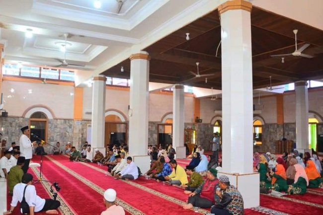 Imam Masjid, Guru MDT dan TPQ/TQA Se-Kecamatan Koto Tangah Terima Honorarium 