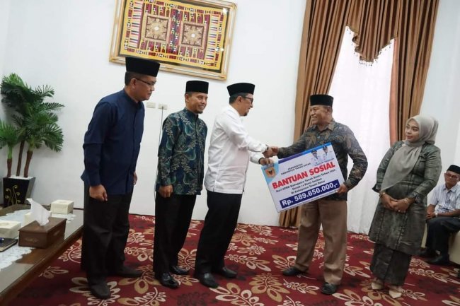 Bupati Eka Putra Serahkan Bantuan Untuk 14 Panti Asuhan 