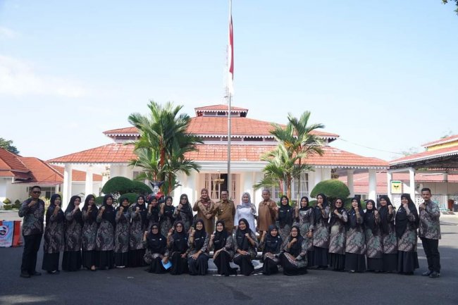 Jangan Saling Menyalahkan. Bupati Tanah Datar Melepas Kontingen TP PKK Tanah Datar Menuju Lubuk Basung.