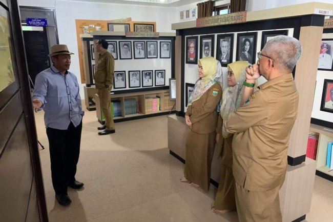 Kepala Arsip Nasional Muhammad Sumitro Puji Galeri Arsip Padang Panjang