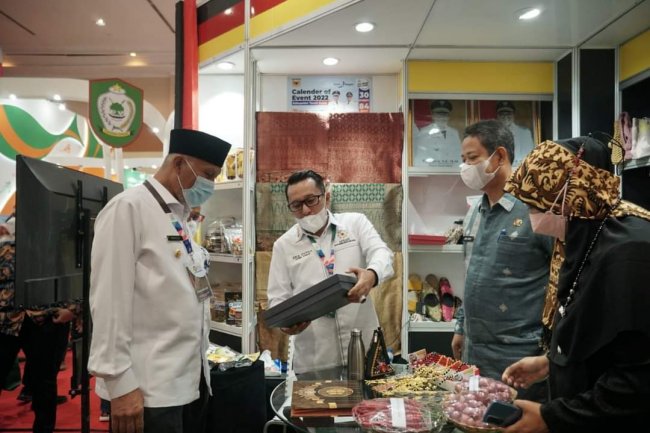 Pemkab Tanah Datar Menjual Potensi Produk UMKM Tanah Datar di AOE 2022