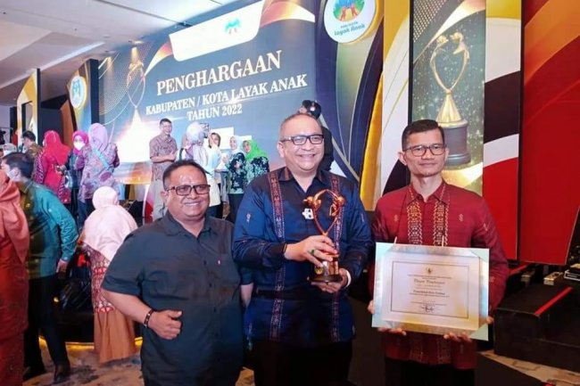 Terima Penghargaan KLA Nindya 2022, Kota Padang Pertahankan Penghargaan Nasional Kota Layak Anak