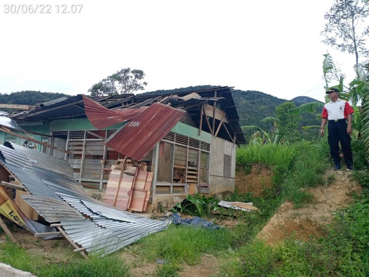 Di Terjang Badai Rumah dan Ruko Milik Warga Alami Kerusakan di Nagari Surian