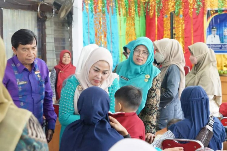 Cegah Stunting, Ketua TP PKK Ny. Lise Eka Putra Serahkan Susu Formula Bagi Balita di Kecamatan Sungai Tarab