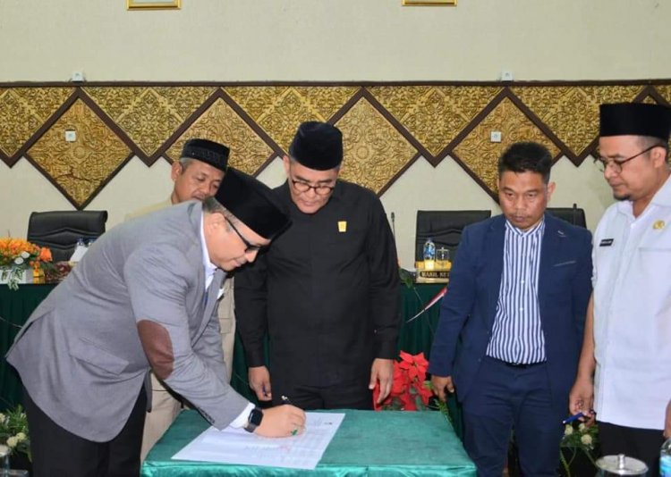  DPRD Kota Padang Setujui Ranperda Penyelenggaraan Transportasi Darat Menjadi Perda