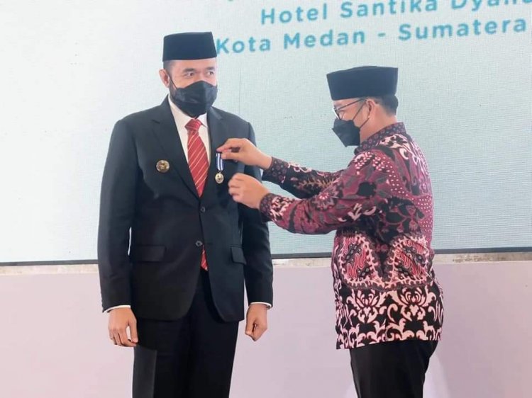 Hanya Wako Padang Panjang Terima Penghargaan Satya Lencana Manggala Karya Kencana di Sumbar