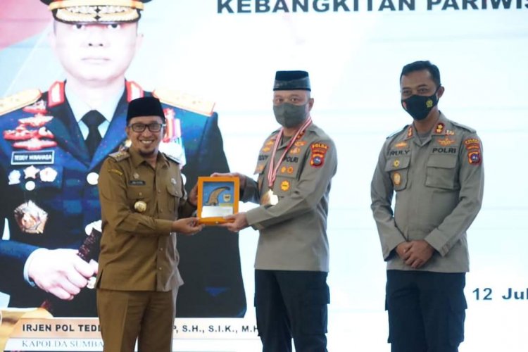 Pemkab Tanah Datar Beri Penghargaan Kapolda Sumbar 