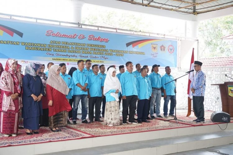 Ketua PWI Sumatera Barat Heranof Firdaus Kukuhkan Kepengurusan PWI Tanah Datar Periode 2022 - 2025