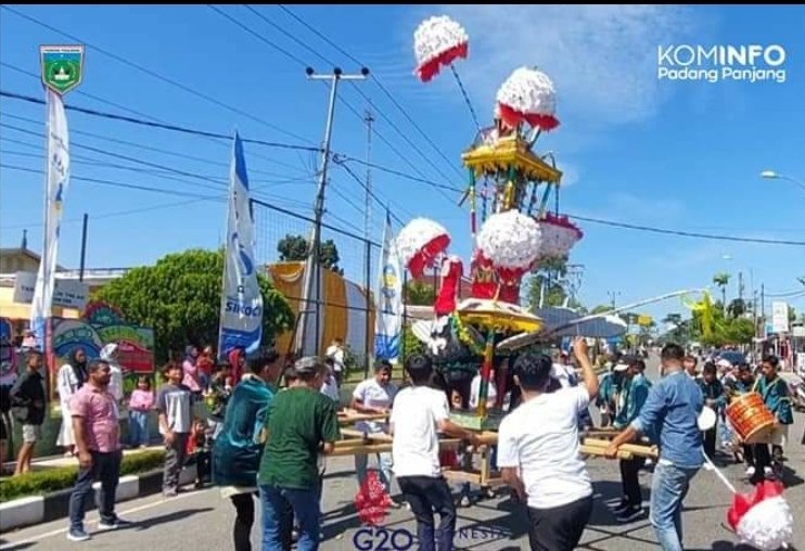 Hoyak Tabuik di Padang Panjang Wali Kota Fadly Amran Tantang PKDP di 17 Agustus 