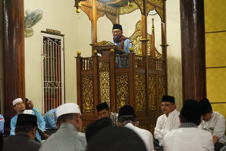 Bupati Tanah Datar Eka Putra Subuh Berjamaah di Masjid Subulussalam. Kepada Jemaah Bupati Berpesan.