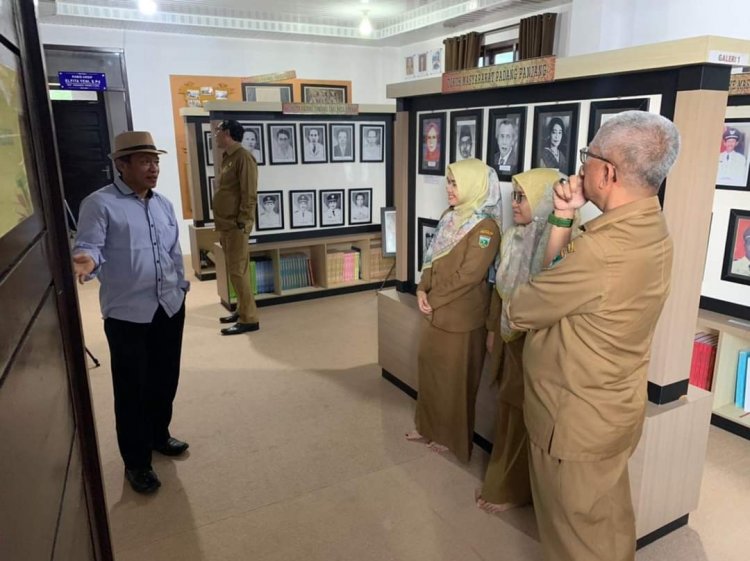 Kepala Arsip Nasional Muhammad Sumitro Puji Galeri Arsip Padang Panjang