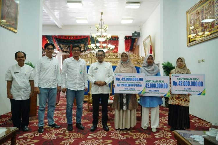 Ahli Waris Perangkat Nagari Tanah Datar Terima Santunan Dari BPJS Ketenagakerjaan  