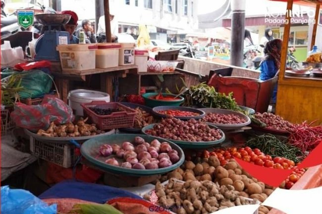 12 Komoditi Pangan di Pasar Padang Panjang Alami Penurunan Harga di Akhir Juli ini.