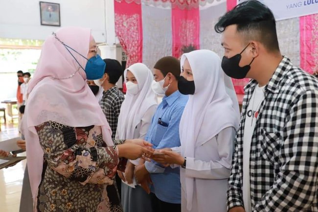 Lulus SNMPTN Siswa SMA Pertiwi Dapat Bea Siswa Dari Yayasan Pertiwi Kota Padang 