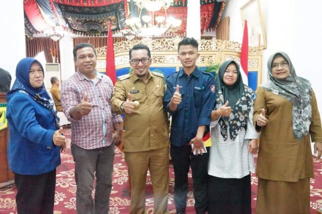 Bupati Tanah Datar Eka Putra Serahkan Bea Siswa Bagi Hafizh. Jangan Ada Putus Sekolah Karena Biaya