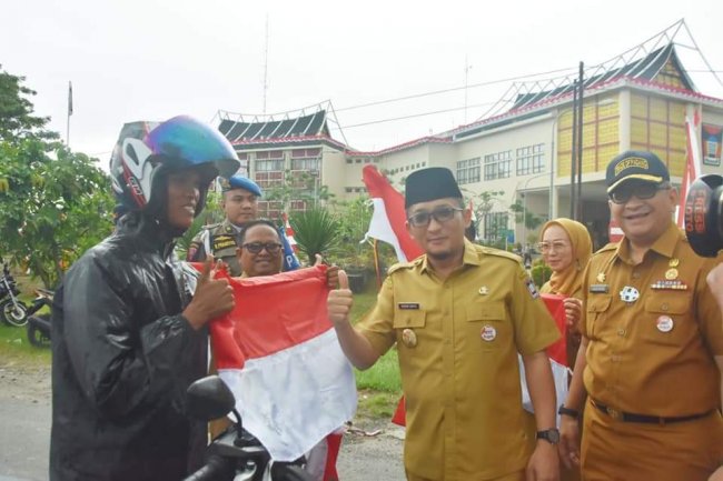 Wako Hendri Septa Bagi - Bagi Bendera Merah Putih Kepada Masyarakat 