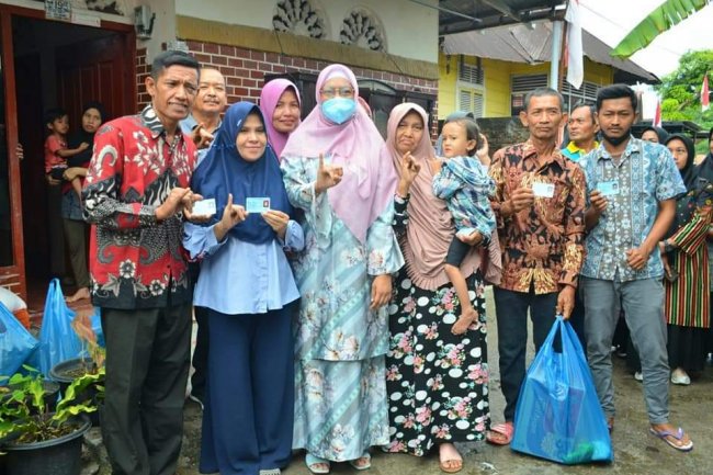 Penyandang Disabilitas Terima Bantuan Adminduk dan Sembako Ketua LKKS Padang Genny Hendri Septa