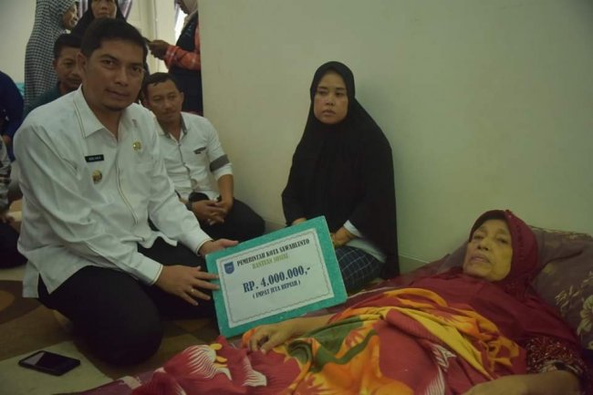 Wali Kota Sawahlunto Deri Asta Serahkan Bantuan Sosial Pengobatan 