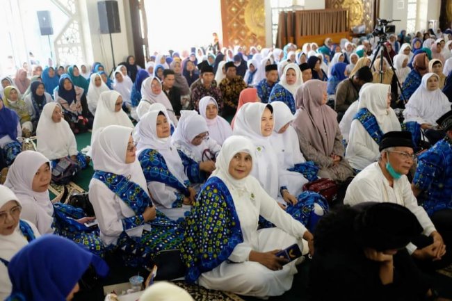 Prof. Dr. H.Salmadanis MA Sampaikan Tausyiah Wisata Dakwah BKMT Sumbar. Ajak Jemaah BKMT Hijrah di Jalan Allah