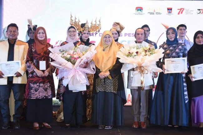 Ladies Program Apeksi Hadirkan Fesyen Batik dan Songket Daerah 
