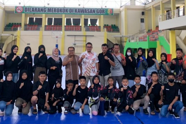Ketua KONI Rudi Horizon Melepas Atlet Karate Kota Solok Mengikuti Kejurda Piala Ketum Forki Sumbar 