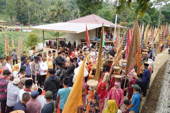 1.000 Marawa Batik Warnai Festival Talago Kamba Nagari Tabek Patah