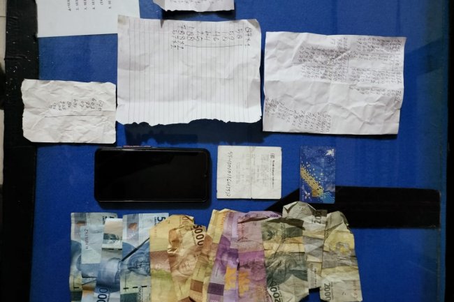 Sedang Rekap Angka, Pelaku Judi Togel Online Digerebek Tim Gabungan Polsek Kubung