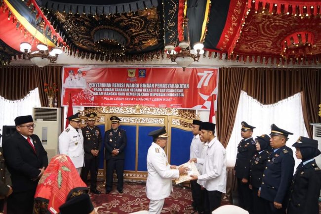 Bupati Tanah Datar Serahkan SK Remisi 47 Tahanan Rutan Kelas IIB Batusangkar 