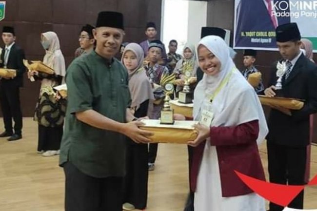 Nisrina Alifaf Azzahra Santri Diniyyah Puteri Juara I Lomba Pidato Bahasa Inggris Tingkat Sumbar