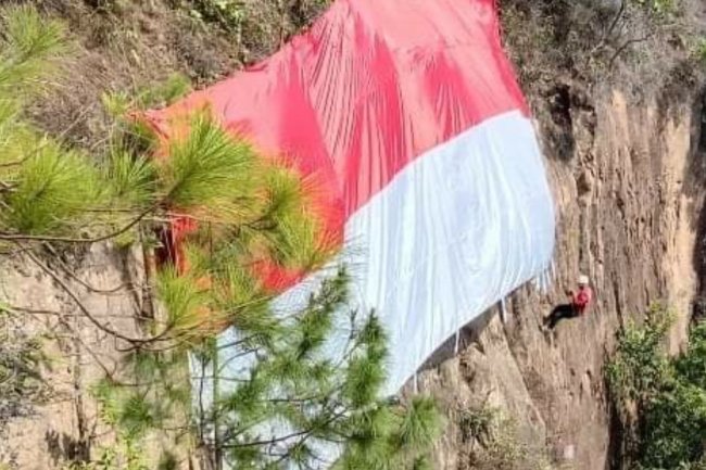 Semarak HUTRI Merah Putih 'Raksasa' Membentang di Bukik Sulah Desa Tumpuak Tangah