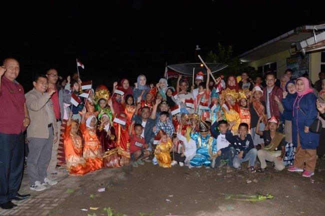 Wako Fadly Amran Ajak Keluarga Nobar "Sepatu Dahlan" dengan Warga Balai Balai