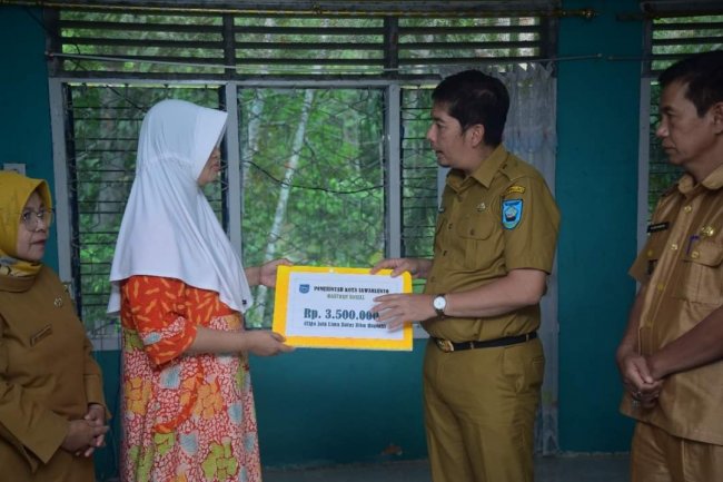 2 Masyarakat Kurang Mampu Terima Bantuan Berobat Dari Pemko Sawahlunto 