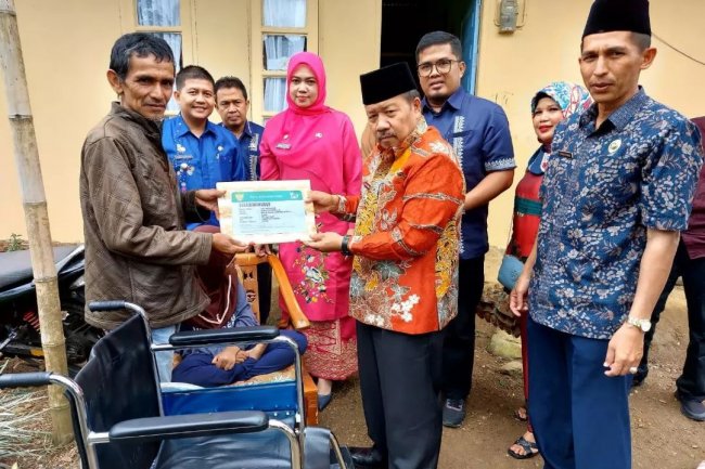 Penyandang Disabilitas Ampek Angkek dan Kamang Mudiak Terima kursi Roda dari Bupati Agam