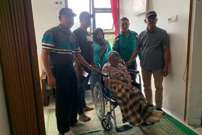 Pemko Padang Panjang Serahkan  Bantuan Kursi Roda Untuk Dua Warga Disabilitas