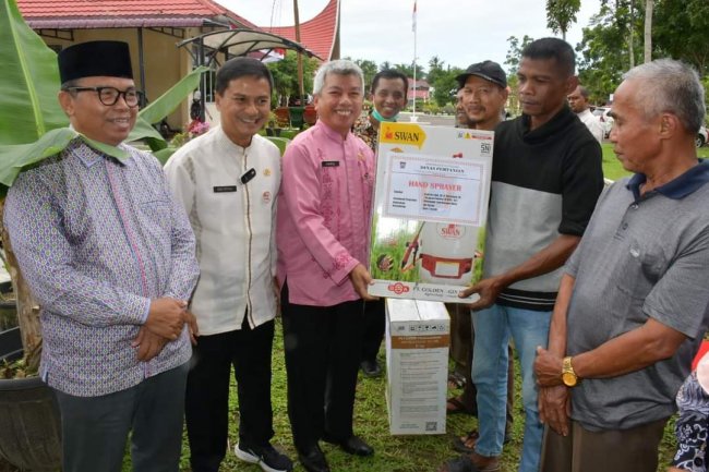 Anggota DPR RI Berikan Bantuan Alsintan Untuk  Kelompok Tani Kota Padang