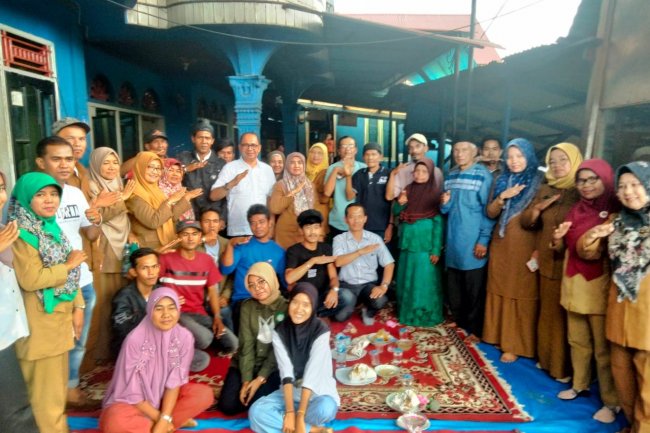 Anggota Komisi I DPRD Provinsi Sumbar, Desrio Putra Bagikan 12.500 Bibit Tanaman Porang