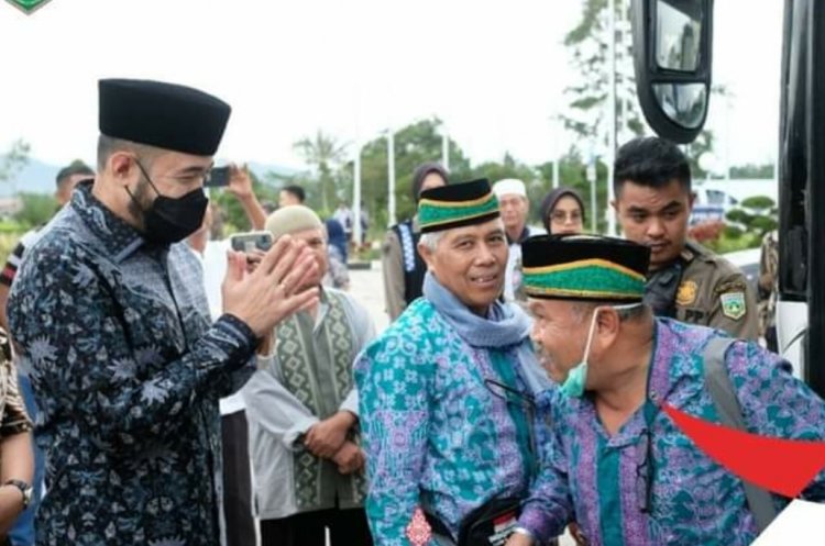 Disambut Walikota Fadly Amran Jemaah Haji Padang Panjang Kembali Ke Tanah Air.