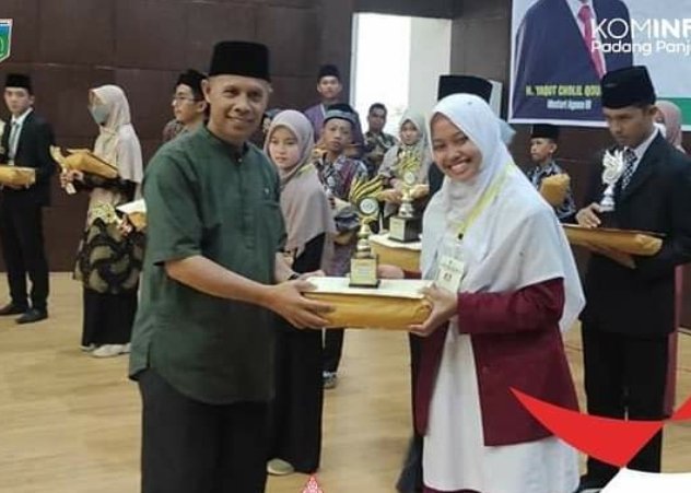 Nisrina Alifaf Azzahra Santri Diniyyah Puteri Juara I Lomba Pidato Bahasa Inggris Tingkat Sumbar