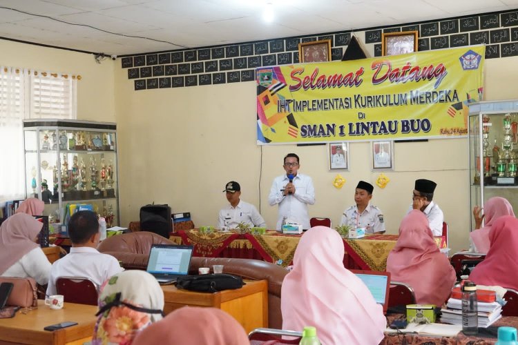 Hadir di SMA N 1 Lintau Buo, Eka Putra Harap Guru Melek Teknologi